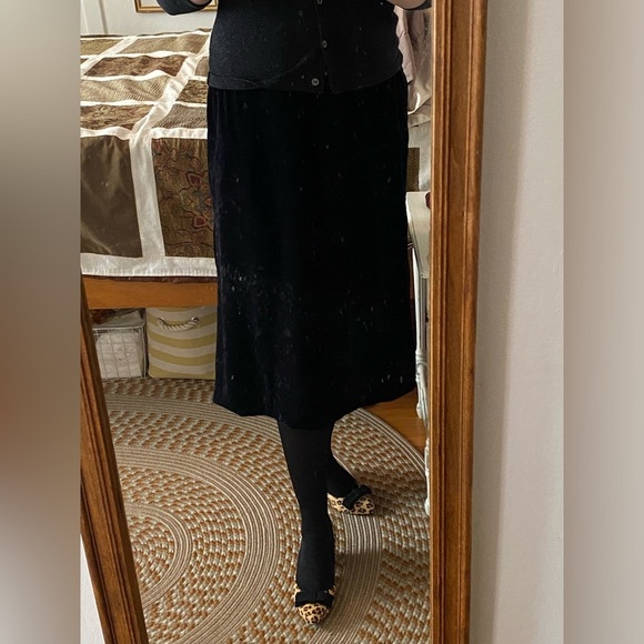 NWOT Handmade black crushed velvet fully lined a-line skirt. Size 8 to 10. - Picture 17 of 17